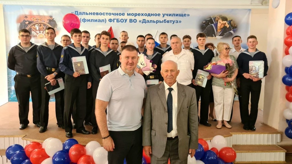 Выпускникам ДМУ вручили дипломы