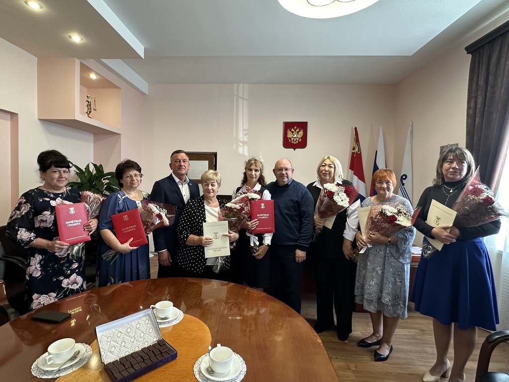Находкинских педагогов наградили в преддверии Дня учителя