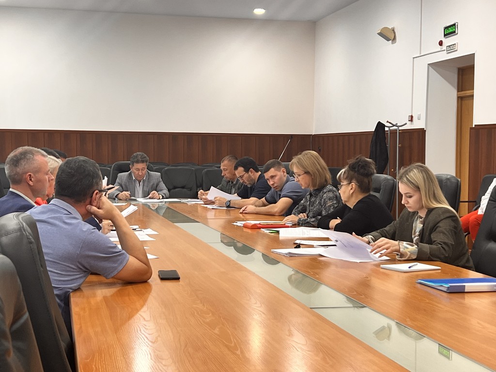 Рассмотрение актуальных вопросов на депутатских комиссиях