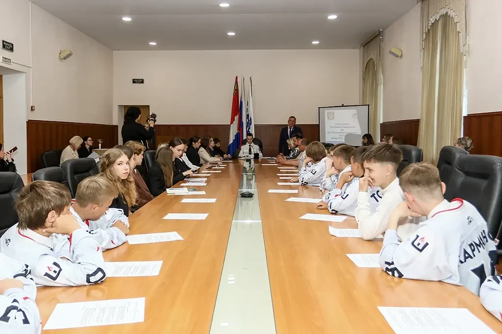 Молодые парламентарии и юные хоккеисты обменялись опытом и спортивными достижениями