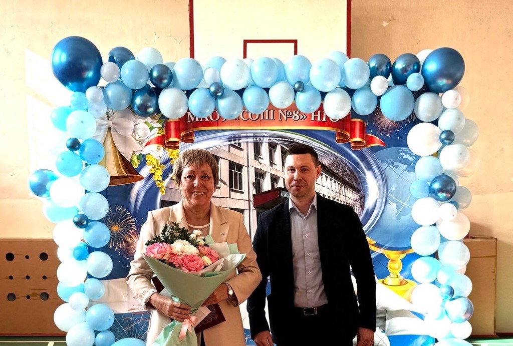 Депутаты поздравили коллектив школы с юбилеем