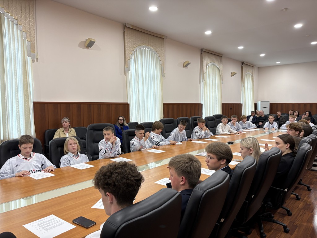 Молодые парламентарии и юные хоккеисты обменялись опытом и спортивными достижениями
