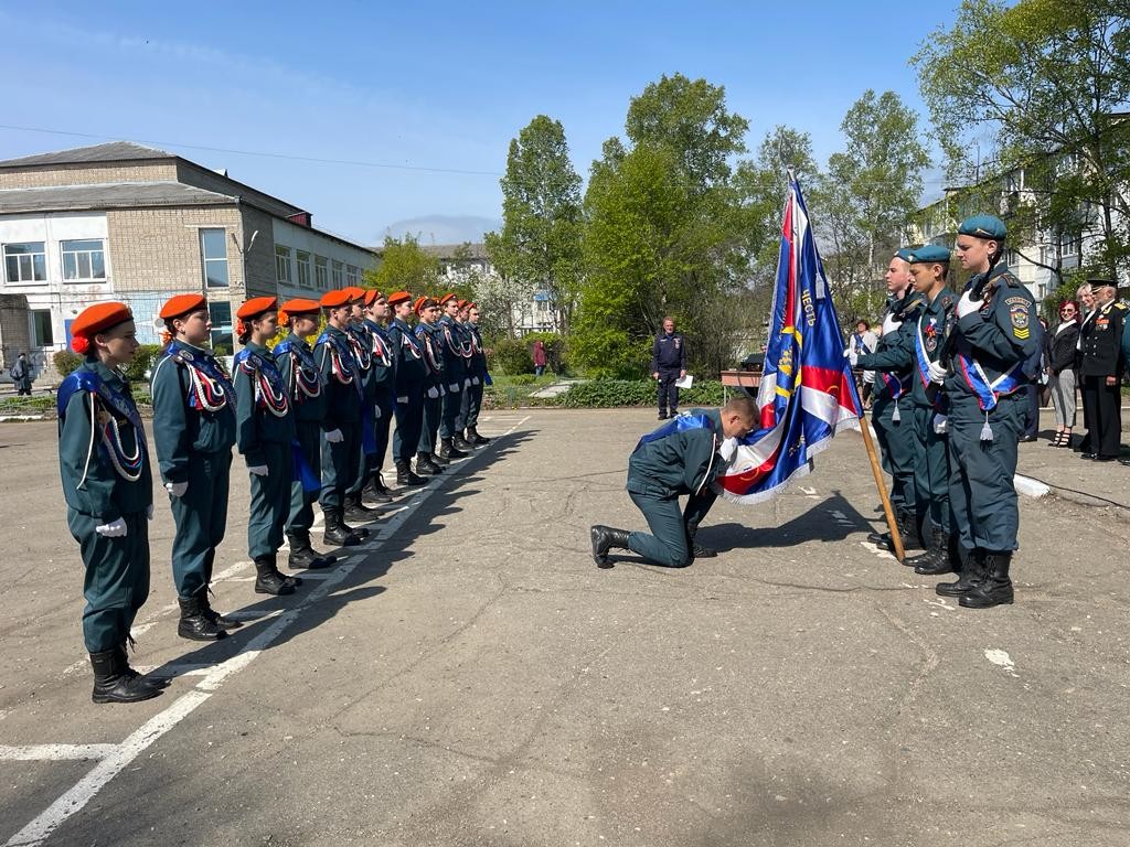 Выпускники кадетского класса простились со знаменем