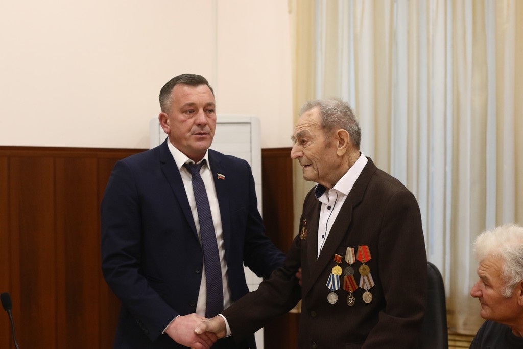 Торжественное вручение Почетного знака "Семейная доблесть"