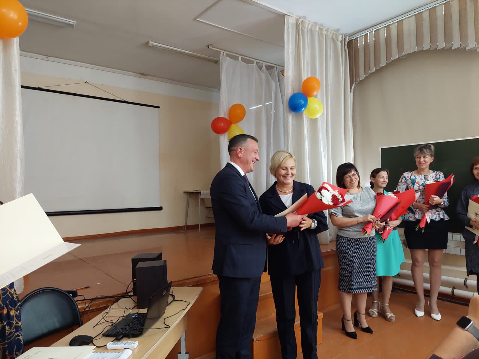 Педагоги принимают поздравления