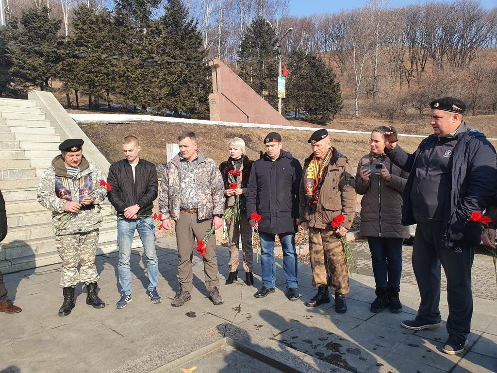 Депутаты возложили цветы к Вечному Огню