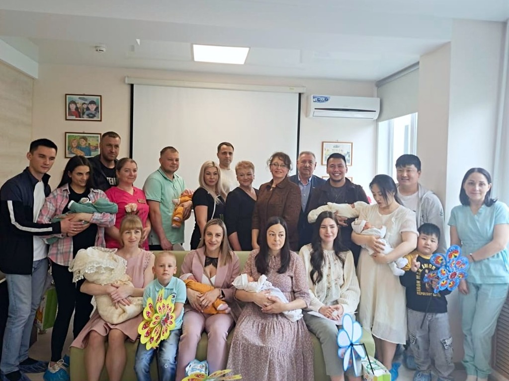 В День защиты детей новорожденных Находки и их родителей поздравили с праздником