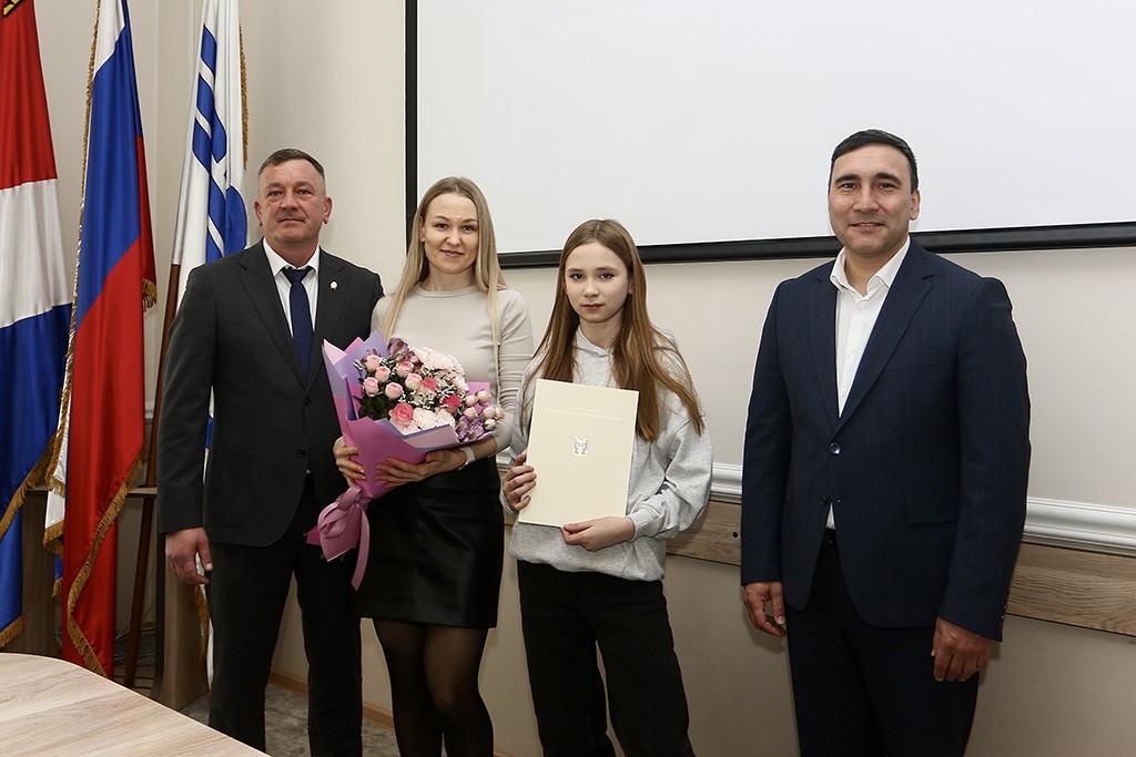 Молодым семьям вручили жилищные сертификаты Молодым семьям вручили жилищные сертификаты