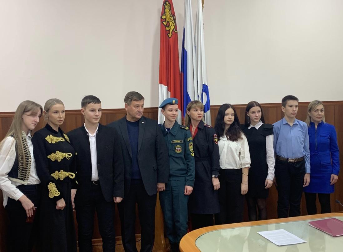 В День Конституции юные находкинцы получили паспорта