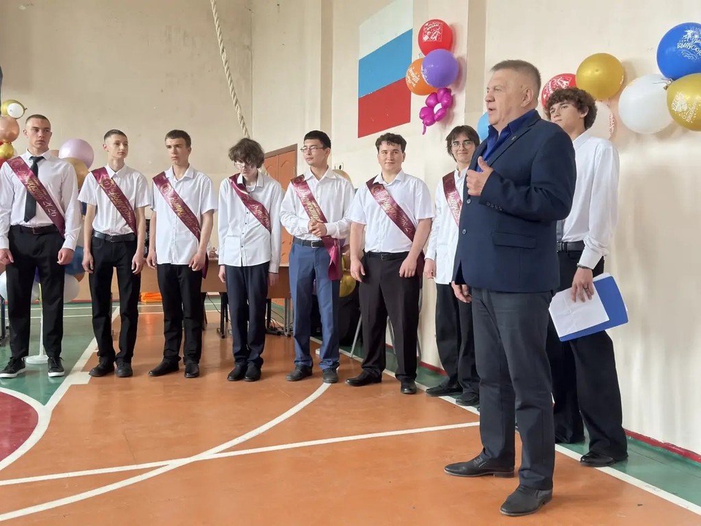 Депутаты  поздравили выпускников школ с последним звонком