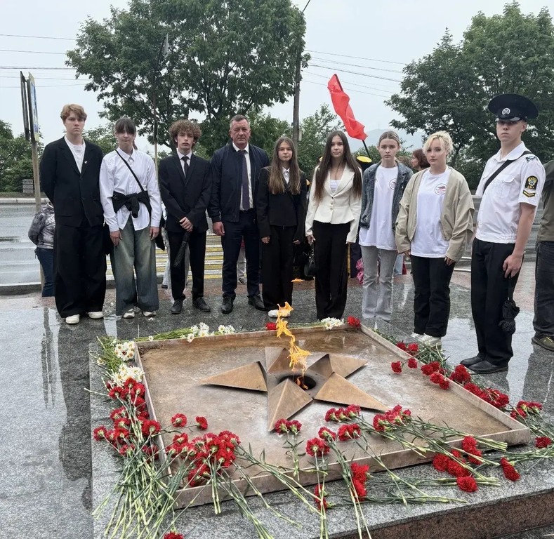 День памяти и скорби: жители Находки возложили цветы к Памятнику Победы