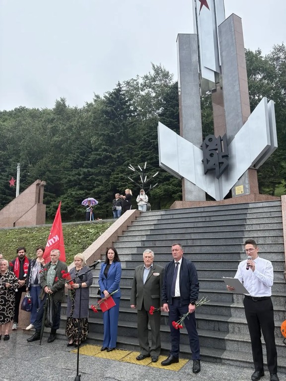 День памяти и скорби: жители Находки возложили цветы к Памятнику Победы