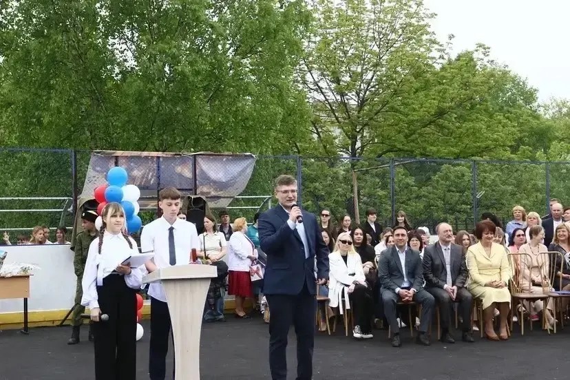 Депутаты  поздравили выпускников школ с последним звонком